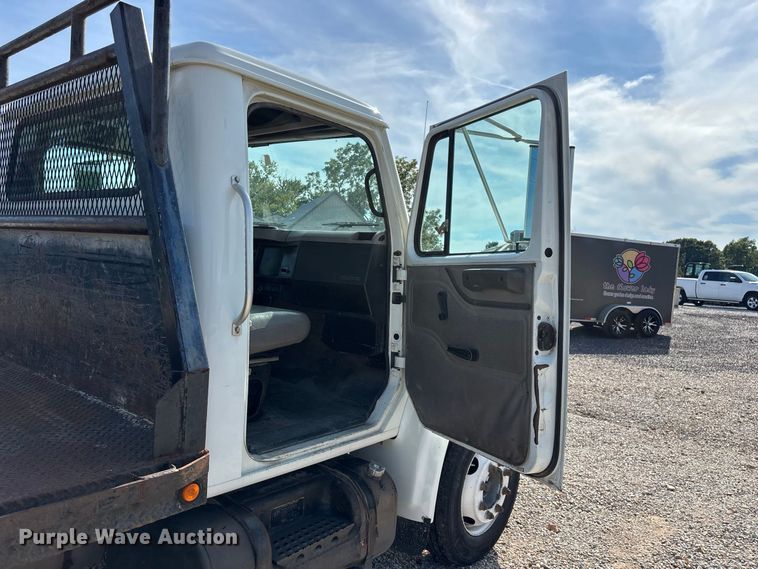 image for item FG0724 2000 International 4700 Lo-Profile flatbed truck