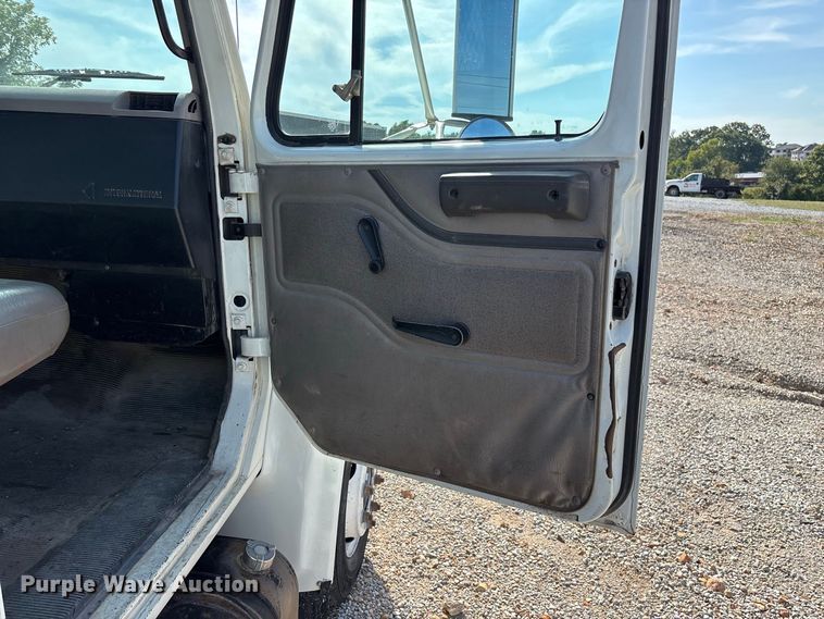 image for item FG0724 2000 International 4700 Lo-Profile flatbed truck