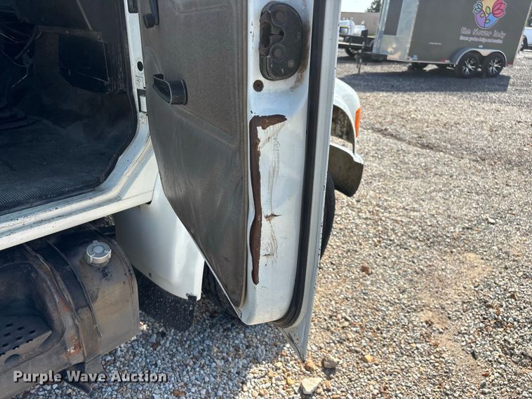 image for item FG0724 2000 International 4700 Lo-Profile flatbed truck