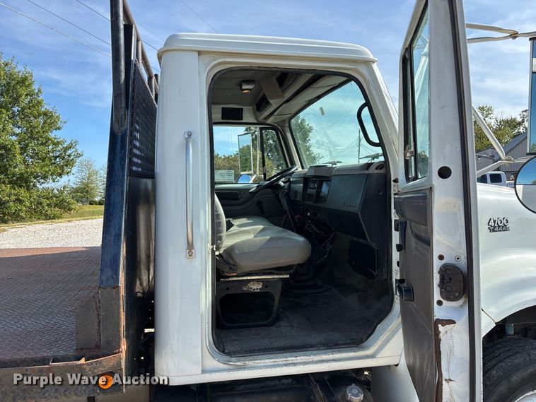 image for item FG0724 2000 International 4700 Lo-Profile flatbed truck