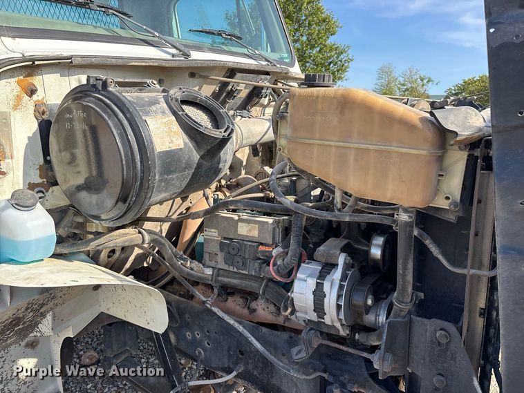 image for item FG0724 2000 International 4700 Lo-Profile flatbed truck