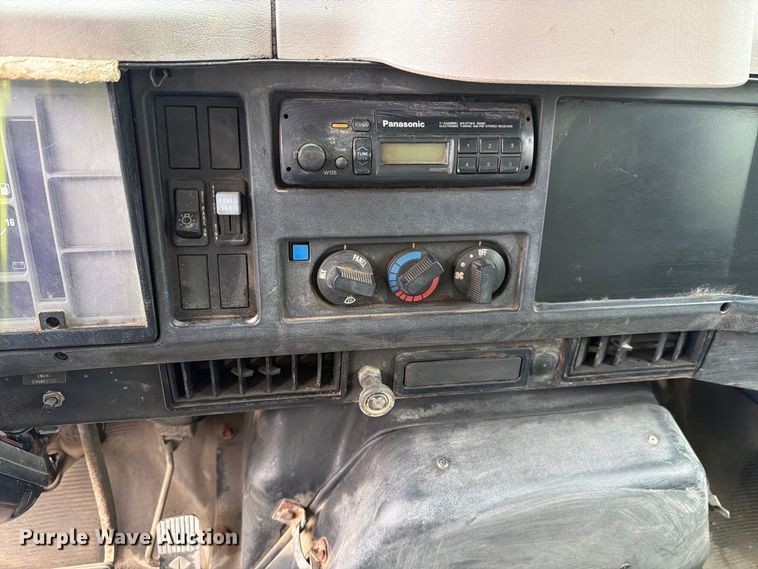 image for item FH6347 1996 International 4700 box truck