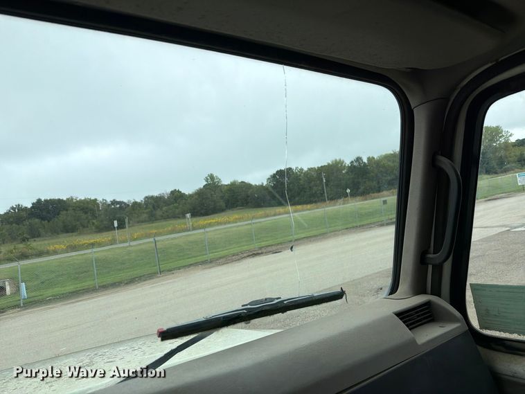 image for item FH6347 1996 International 4700 box truck