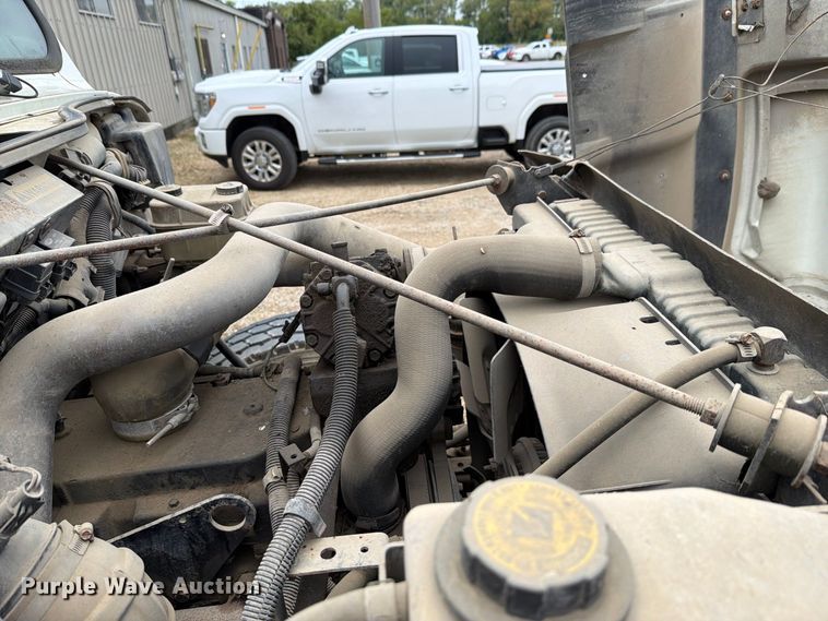 image for item FH6347 1996 International 4700 box truck