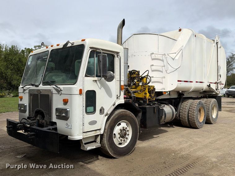 image for item FH6440 2000 Peterbilt 320 refuse truck