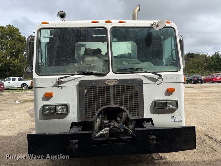 image for item FH6440 2000 Peterbilt 320 refuse truck