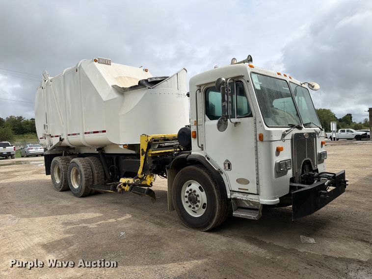 image for item FH6440 2000 Peterbilt 320 refuse truck