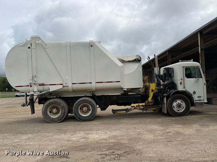 image for item FH6440 2000 Peterbilt 320 refuse truck