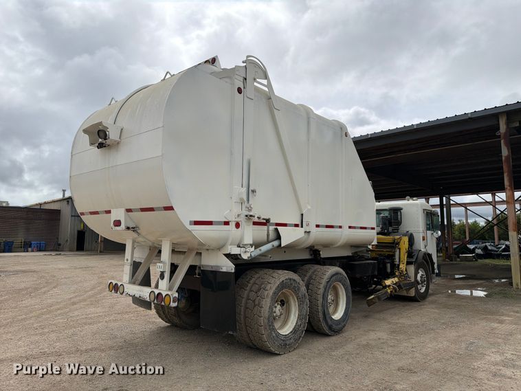 image for item FH6440 2000 Peterbilt 320 refuse truck