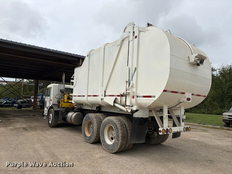 image for item FH6440 2000 Peterbilt 320 refuse truck