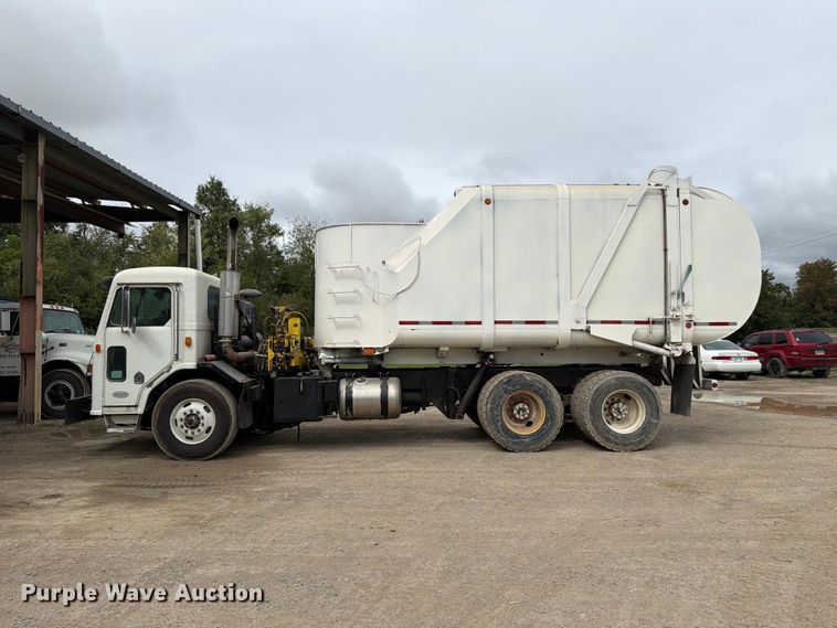 image for item FH6440 2000 Peterbilt 320 refuse truck