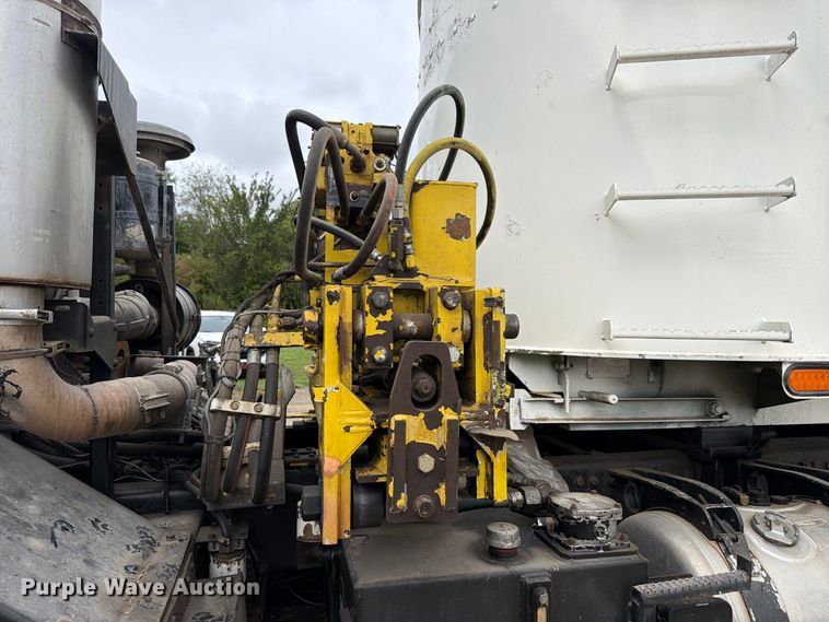 image for item FH6440 2000 Peterbilt 320 refuse truck