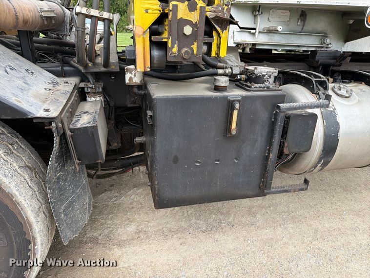 image for item FH6440 2000 Peterbilt 320 refuse truck