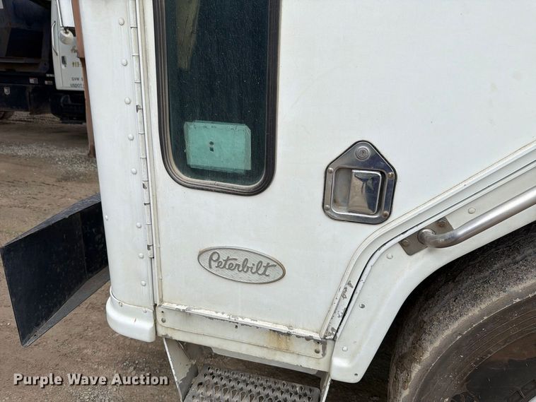 image for item FH6440 2000 Peterbilt 320 refuse truck