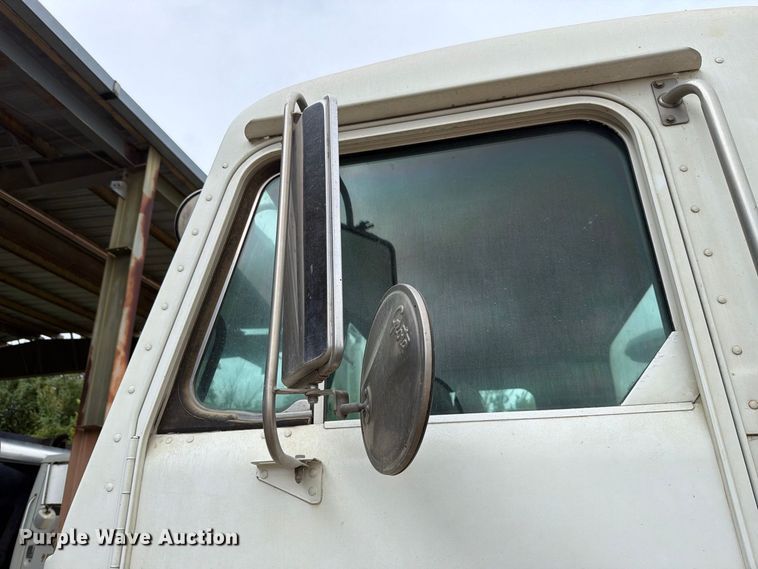 image for item FH6440 2000 Peterbilt 320 refuse truck