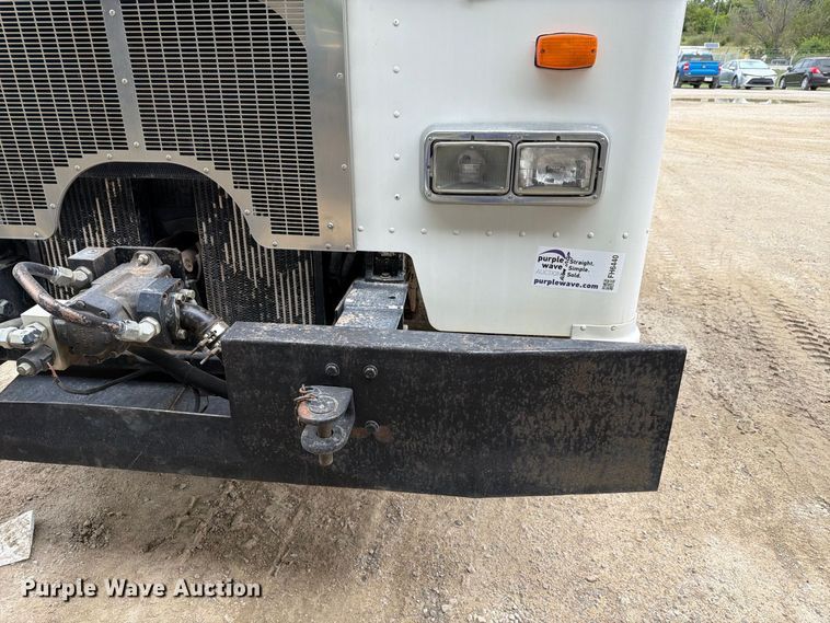 image for item FH6440 2000 Peterbilt 320 refuse truck