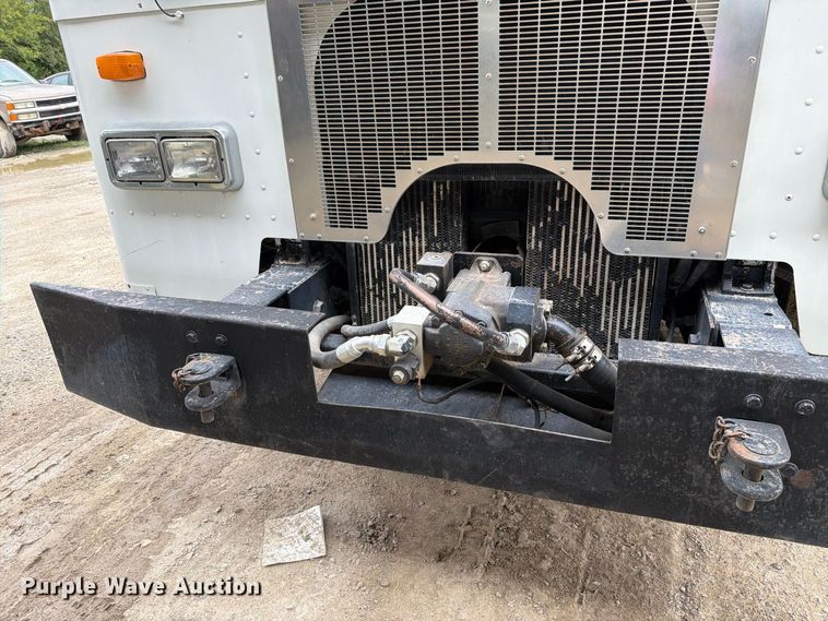 image for item FH6440 2000 Peterbilt 320 refuse truck