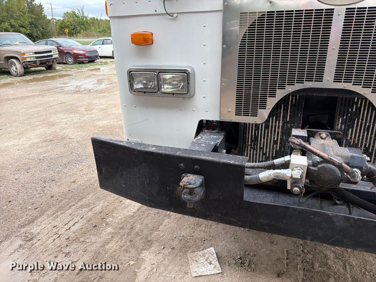 image for item FH6440 2000 Peterbilt 320 refuse truck