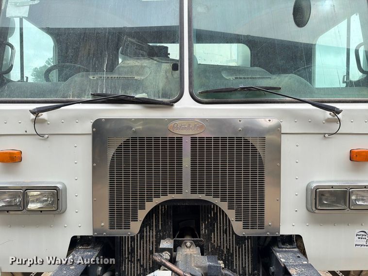 image for item FH6440 2000 Peterbilt 320 refuse truck
