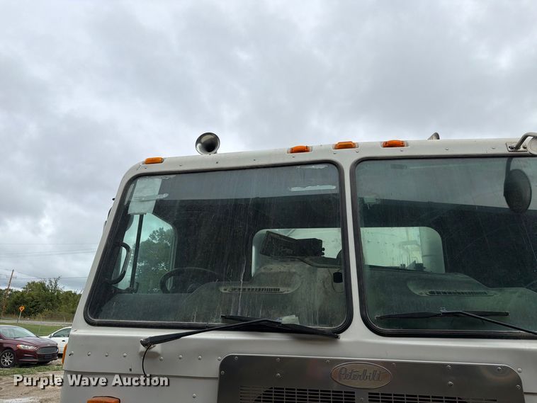 image for item FH6440 2000 Peterbilt 320 refuse truck