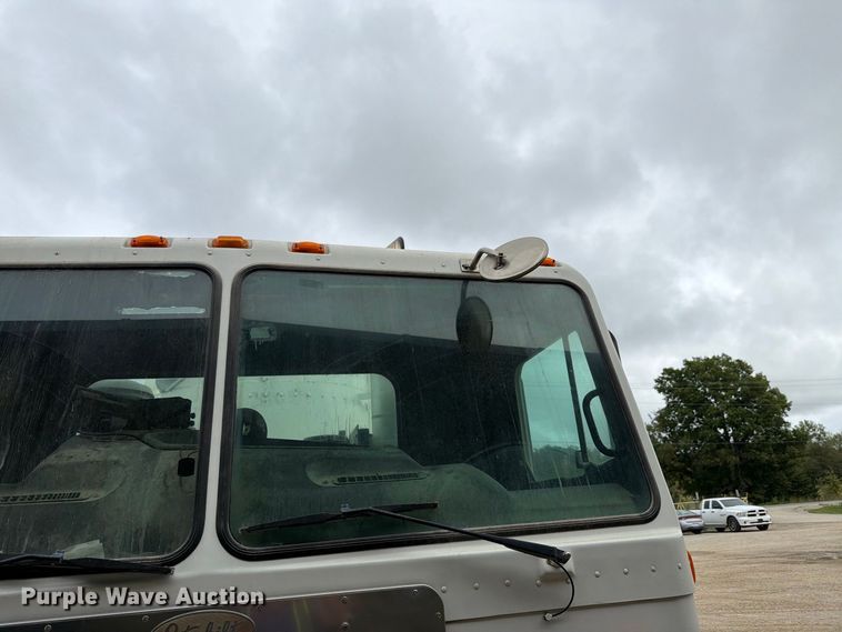 image for item FH6440 2000 Peterbilt 320 refuse truck