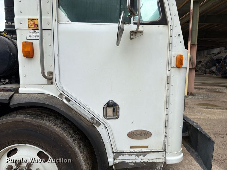 image for item FH6440 2000 Peterbilt 320 refuse truck