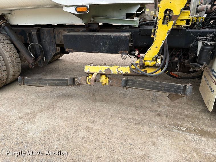 image for item FH6440 2000 Peterbilt 320 refuse truck