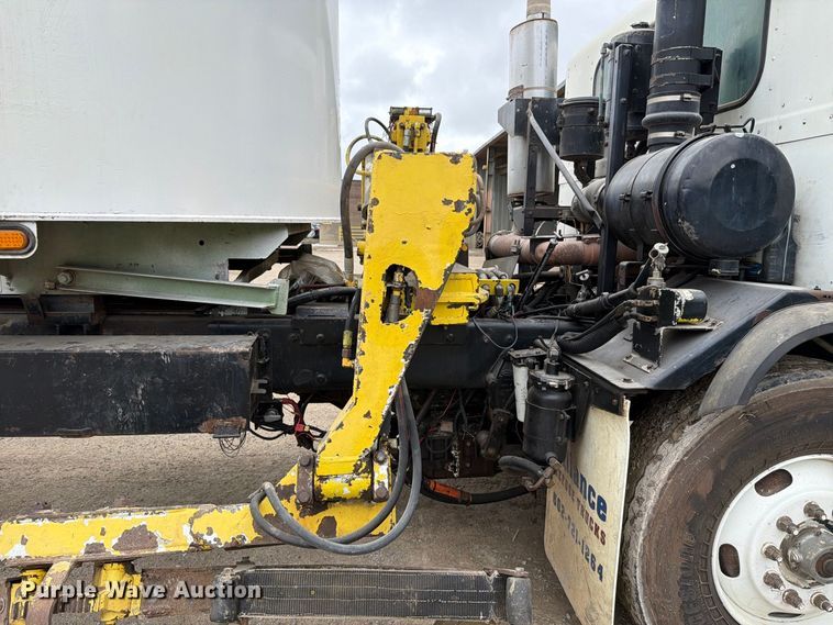 image for item FH6440 2000 Peterbilt 320 refuse truck