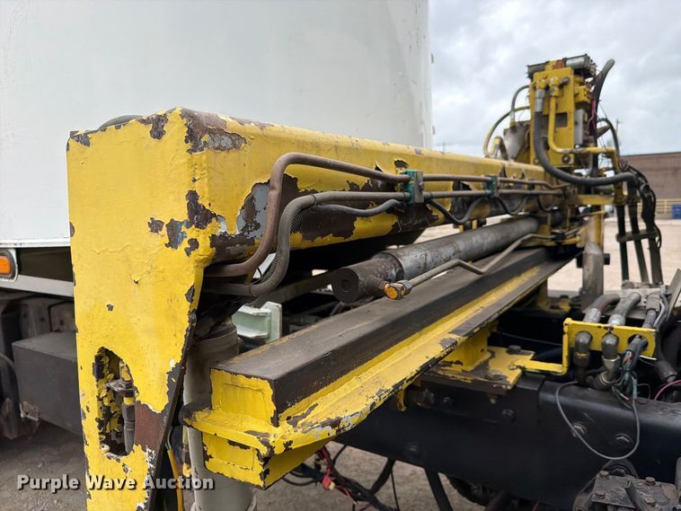 image for item FH6440 2000 Peterbilt 320 refuse truck