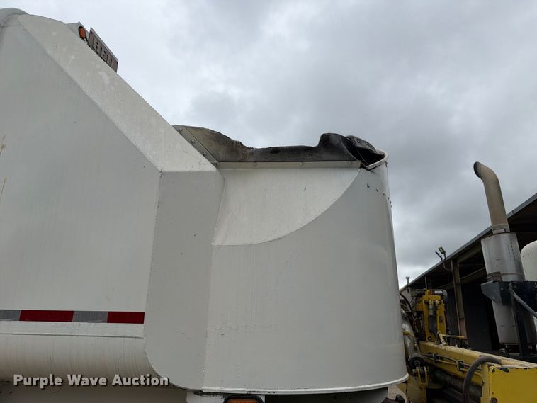 image for item FH6440 2000 Peterbilt 320 refuse truck