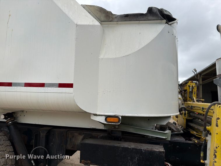 image for item FH6440 2000 Peterbilt 320 refuse truck