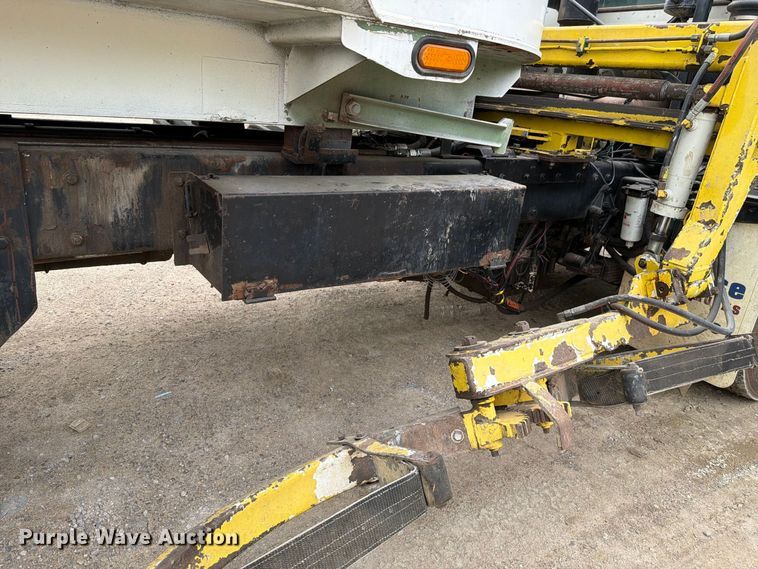 image for item FH6440 2000 Peterbilt 320 refuse truck