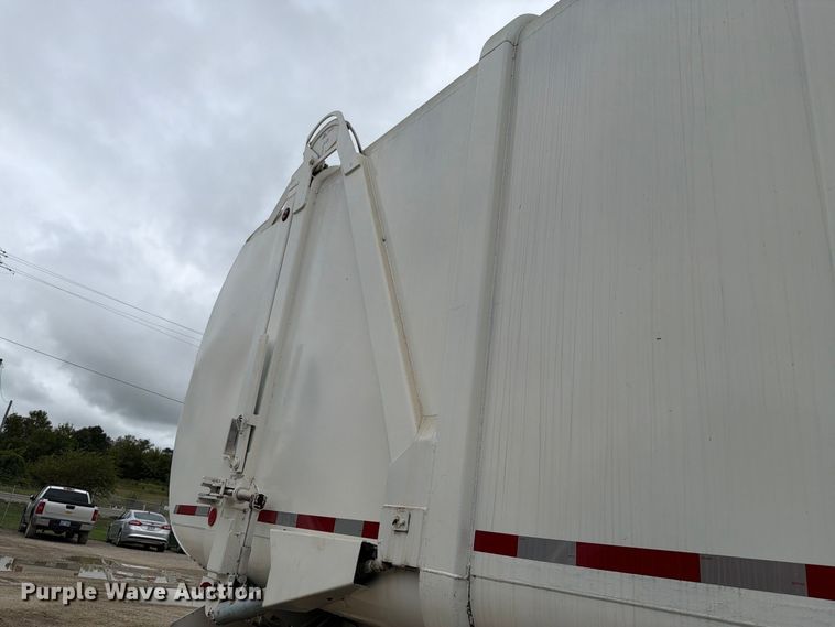 image for item FH6440 2000 Peterbilt 320 refuse truck