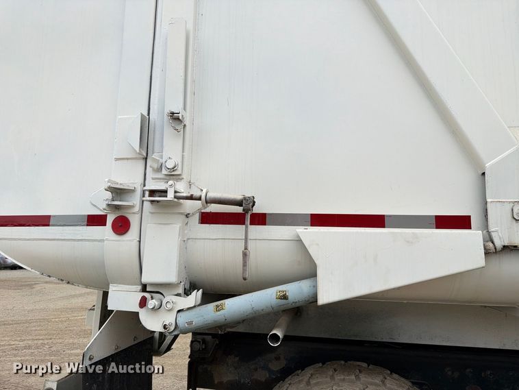 image for item FH6440 2000 Peterbilt 320 refuse truck