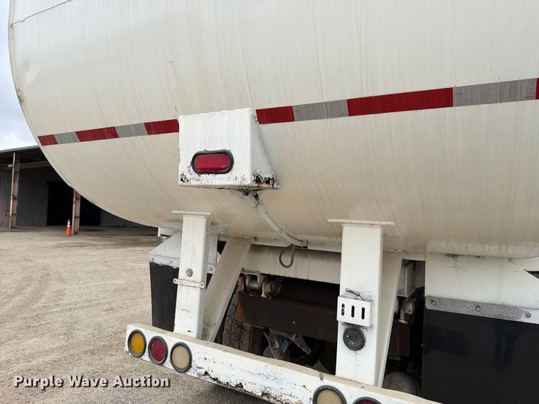 image for item FH6440 2000 Peterbilt 320 refuse truck