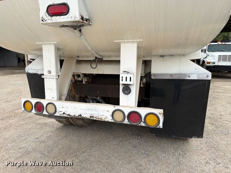 image for item FH6440 2000 Peterbilt 320 refuse truck