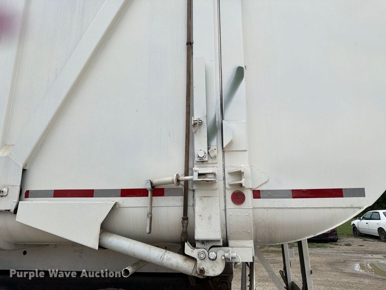 image for item FH6440 2000 Peterbilt 320 refuse truck