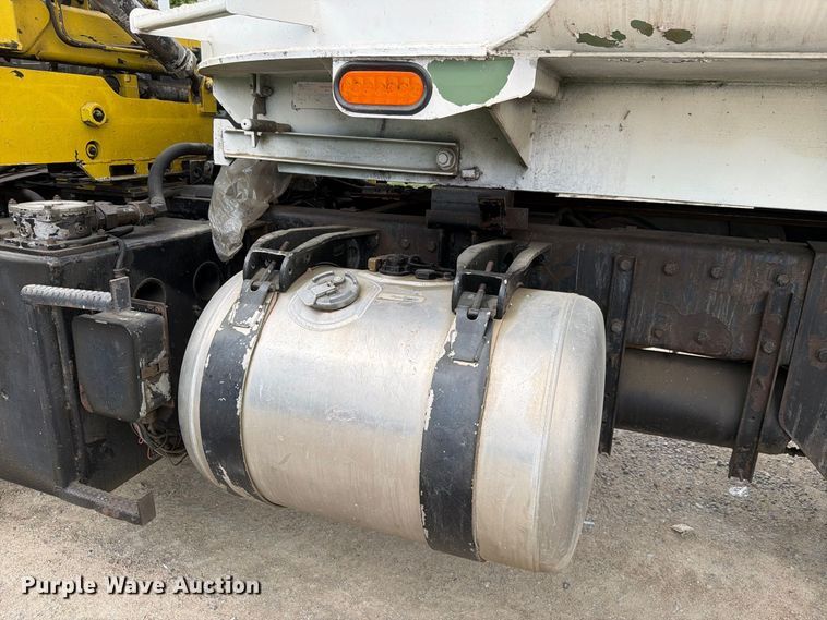 image for item FH6440 2000 Peterbilt 320 refuse truck