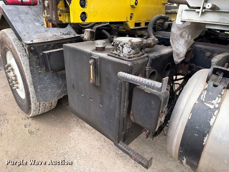 image for item FH6440 2000 Peterbilt 320 refuse truck