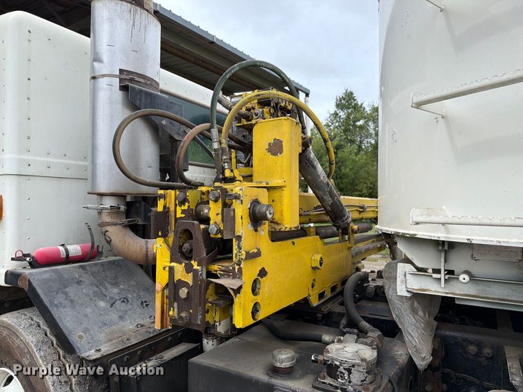image for item FH6440 2000 Peterbilt 320 refuse truck