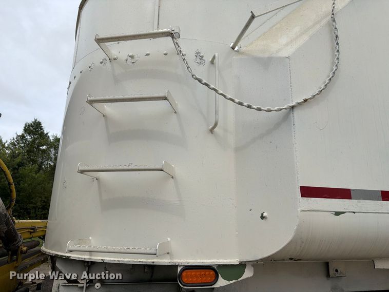 image for item FH6440 2000 Peterbilt 320 refuse truck