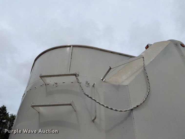 image for item FH6440 2000 Peterbilt 320 refuse truck