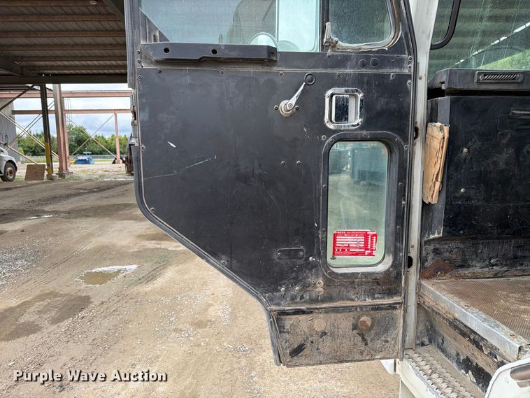image for item FH6440 2000 Peterbilt 320 refuse truck