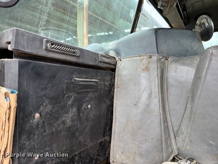 image for item FH6440 2000 Peterbilt 320 refuse truck
