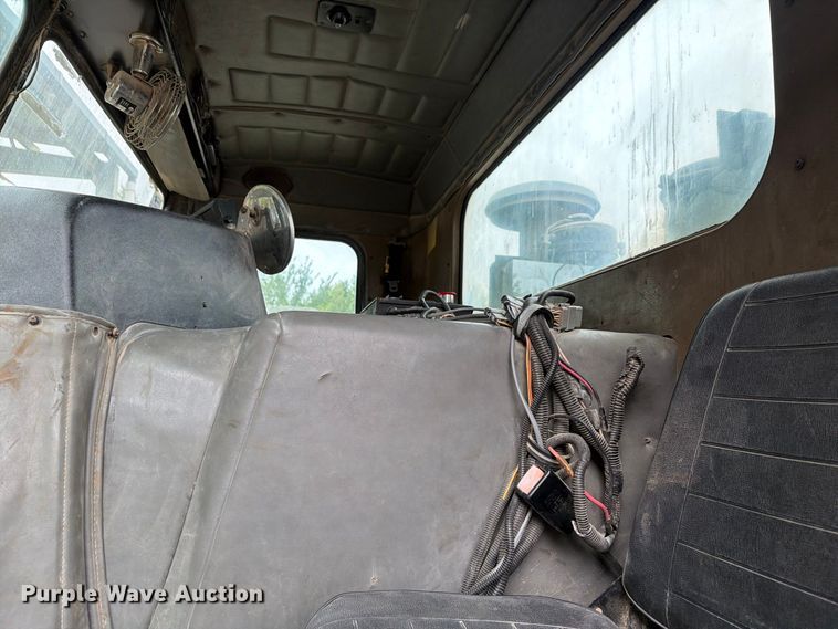 image for item FH6440 2000 Peterbilt 320 refuse truck