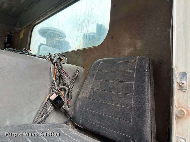 image for item FH6440 2000 Peterbilt 320 refuse truck