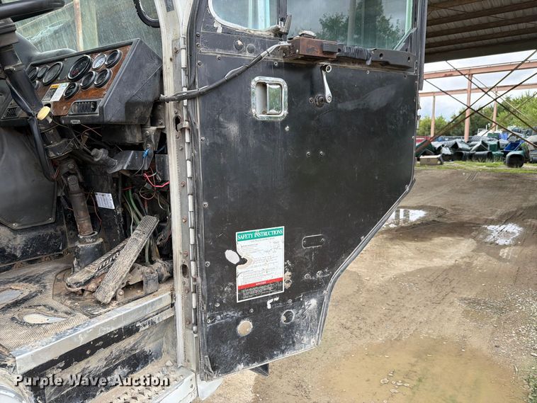 image for item FH6440 2000 Peterbilt 320 refuse truck