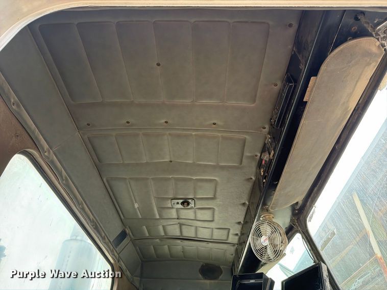 image for item FH6440 2000 Peterbilt 320 refuse truck