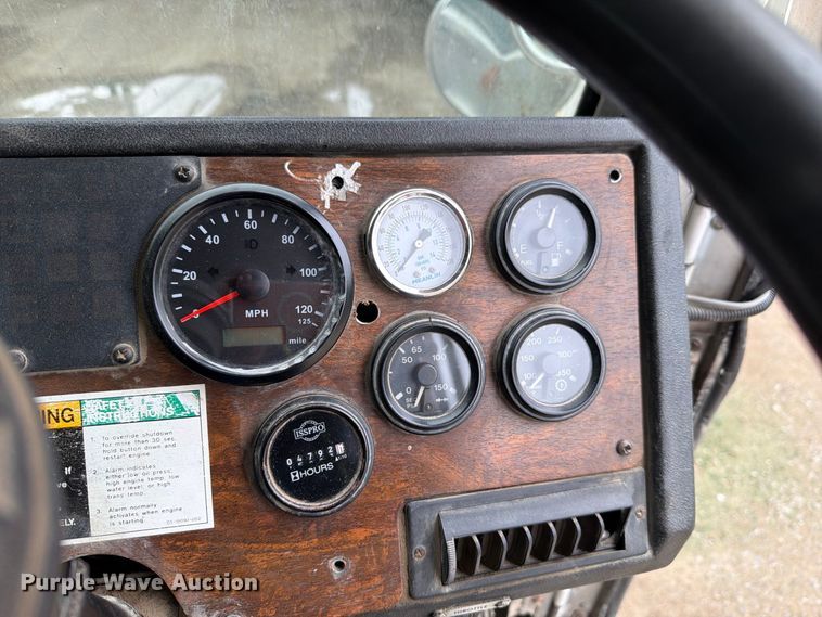 image for item FH6440 2000 Peterbilt 320 refuse truck