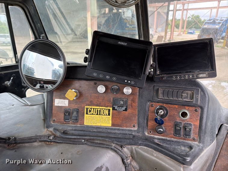 image for item FH6440 2000 Peterbilt 320 refuse truck